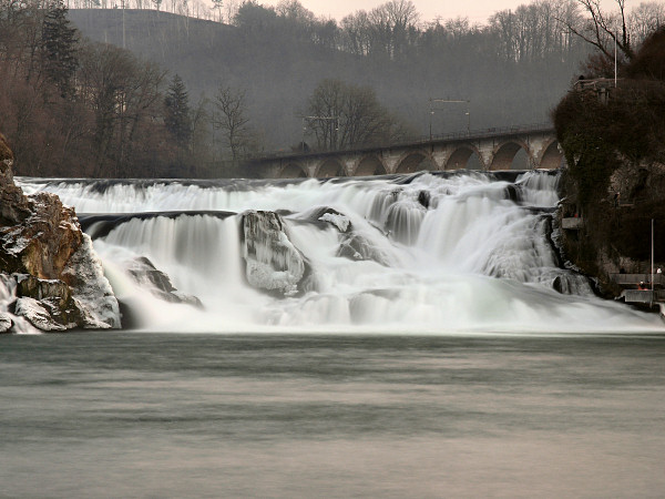 Langzeitbelichtung am
                                          Rheinfall bei extremen
                                          Niedrigwasser