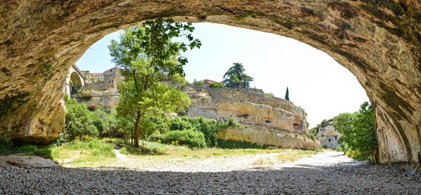 Minerve liegt auf einem
                                            schmalen Kalksteinfelsen in,
                                            Languedoc, Frankreich. Der
                                            örtliche Fluss hat zwei
                                            große begehbare Höhlen
                                            geschaffen. Kugelpanorama
                                            vom Nordeingang des Ortes.