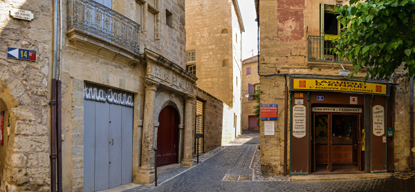 In der Altstadt von
                                            Pezenas, Languedoc,
                                            Frankreich Kugelpanorama in
                                            der südfranzösischen
                                            Molièrestadt.