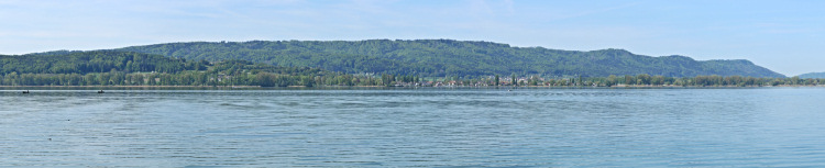 Blick von der Mettnau auf
                                          Hri, Hegau und Hafenanlage
                                          von Radolfzell am Bodensee